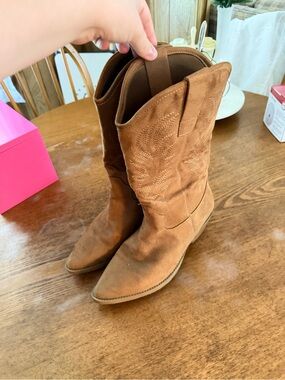 Wonderly Tan Suede Western Boots